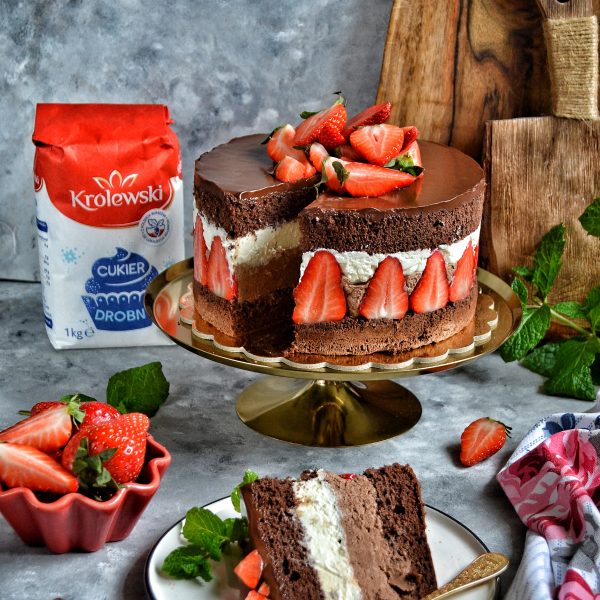 Torcik czekoladowy z truskawkami